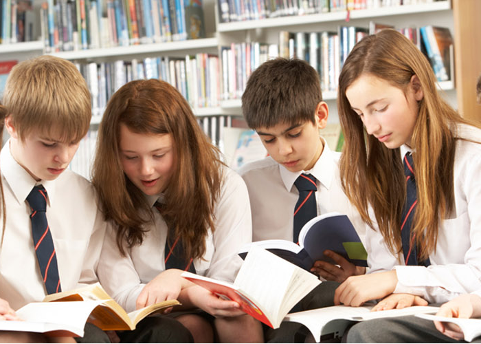 Средний школьный возраст. Чтение подростки. Школьник читает книгу. Ученица читает. Подросток за книгой.